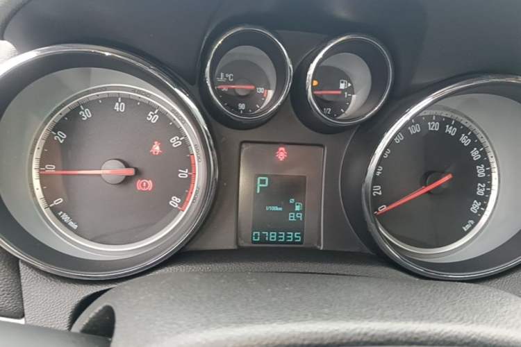Used Buick Encore 2014 1.4T Automatic Two-Wheel Drive Urban Elite Model Instrument Cluster