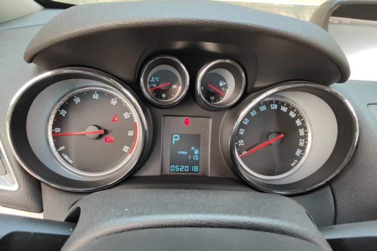 Used Buick Encore 2014 1.4T Automatic Two-Wheel Drive Urban Elite Model Instrument Cluster