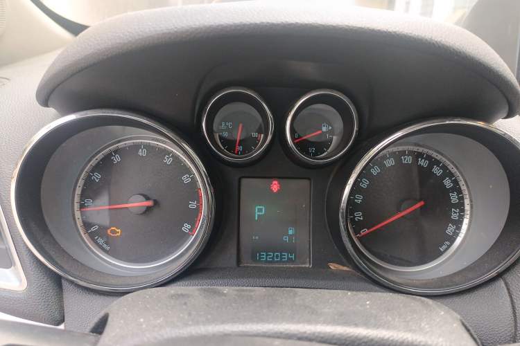 Used Buick Encore 2014 1.4T Automatic Two-Wheel Drive Urban Elite Model Instrument Cluster
