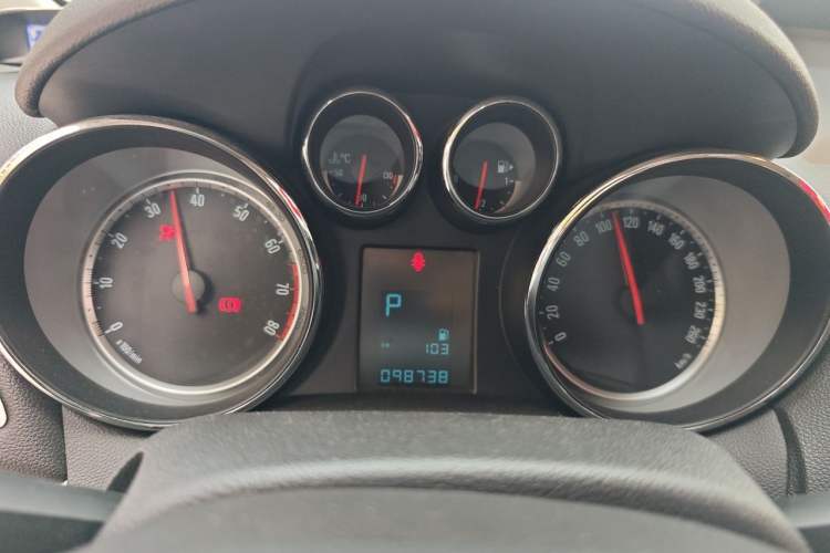 Used Buick Encore 2014 1.4T Automatic Two-Wheel Drive Urban Elite Model Instrument Cluster