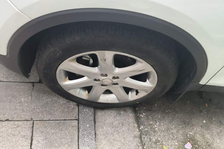 Used Buick Encore 2014 1.4T Automatic Two-Wheel Drive Urban Elite Model Left Front Wheel Hub