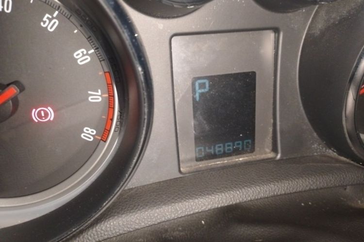 Used Buick Encore 2014 1.4T Automatic Two-Wheel Drive Urban Leading Model Odometer Close Up