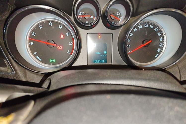 Used Buick Encore 2014 1.4T Automatic Two-Wheel Drive Urban Leading Model Odometer Close Up