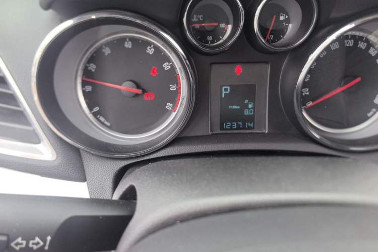 Used Buick Encore 2014 1.4T Automatic Two-Wheel Drive Urban Elite Model Odometer Close Up