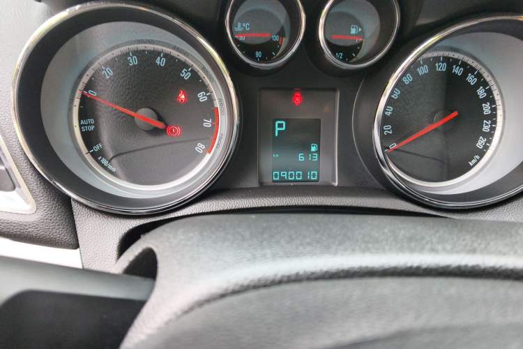 Used Buick Encore 2014 1.4T Automatic Two-Wheel Drive Urban Leading Model Odometer Close Up