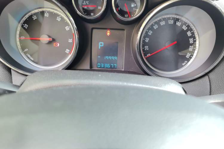 Used Buick Encore 2014 1.4T Automatic Two-Wheel Drive Urban Elite Model Odometer Close Up