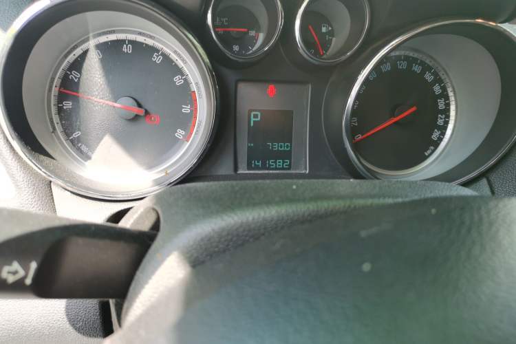 Used Buick Encore 2014 1.4T Automatic Two-Wheel Drive Urban Leading Model Odometer Close Up