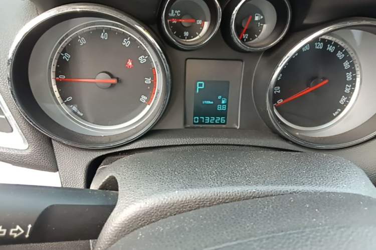 Used Buick Encore 2014 1.4T Automatic Two-Wheel Drive Urban Elite Model Odometer Close Up