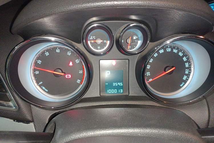 Used Buick Encore 2014 1.4T Automatic Two-Wheel Drive Urban Elite Model Odometer Close Up
