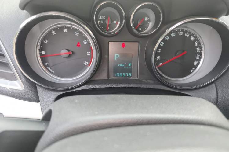 Used Buick Encore 2014 1.4T Automatic Two-Wheel Drive Urban Elite Model Odometer Close Up