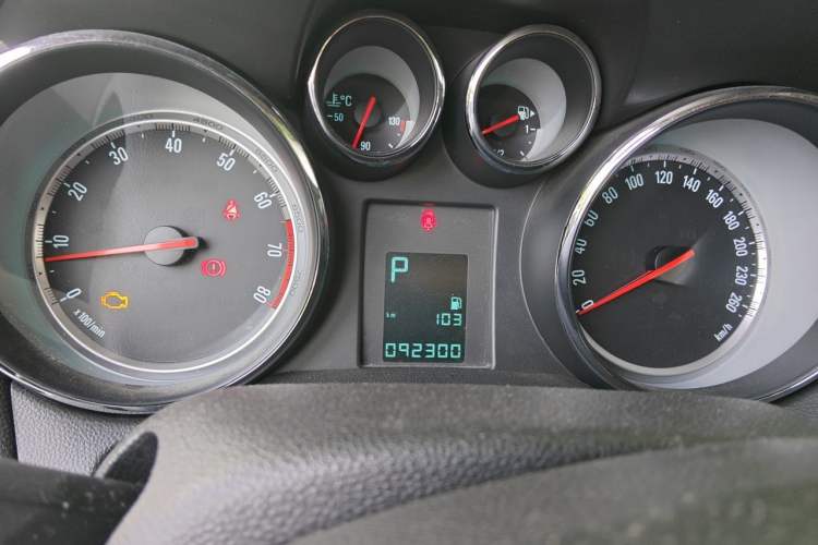 Used Buick Encore 2014 1.4T Automatic Two-Wheel Drive Urban Elite Model Odometer Close Up