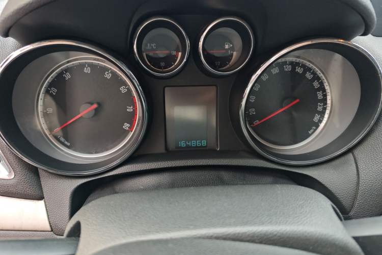 Used Buick Encore 2014 1.4T Automatic Two-Wheel Drive Urban Elite Model Odometer Close Up