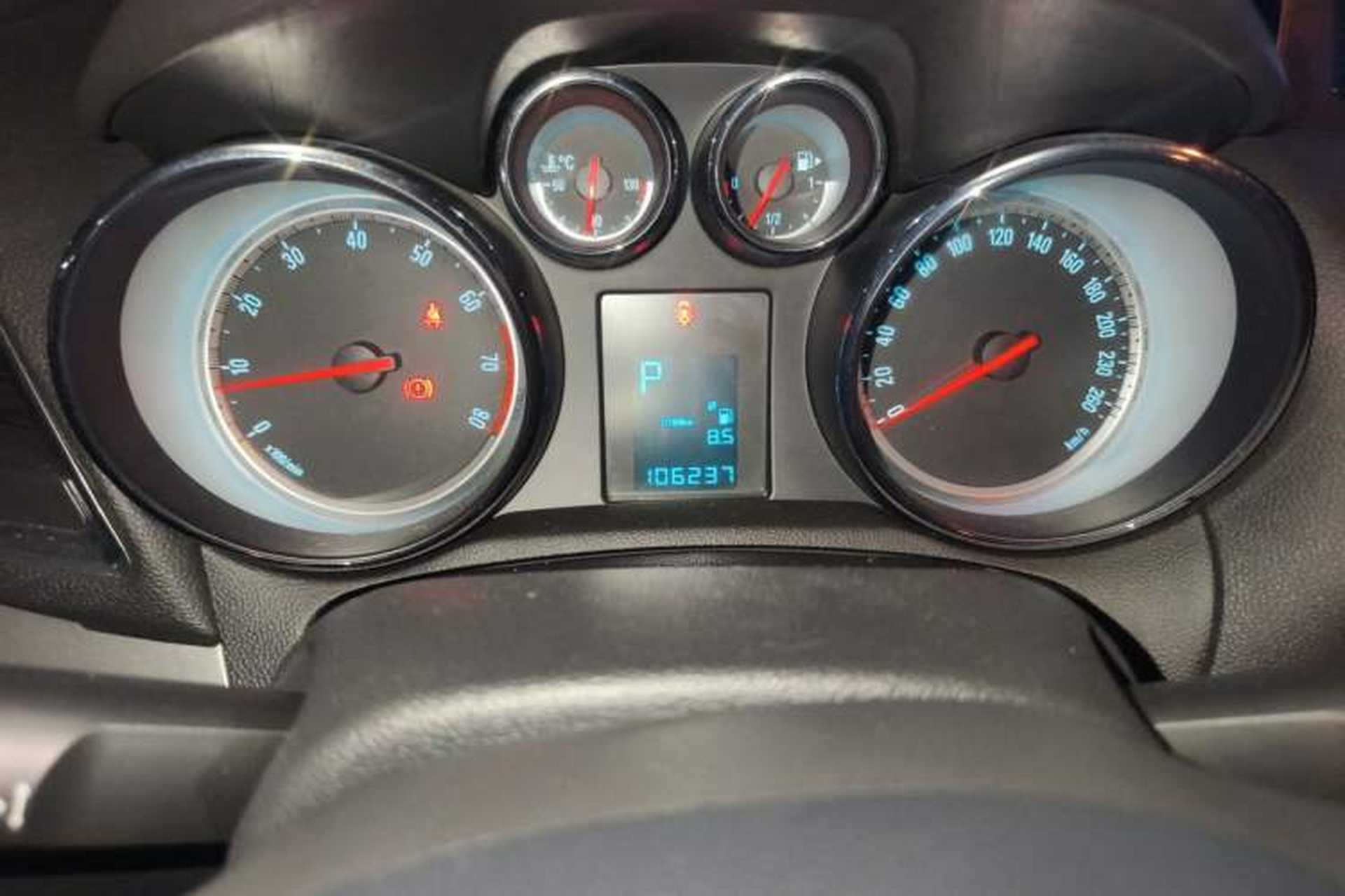 Used Buick Encore 2014 1.4T Automatic Two-Wheel Drive Urban Elite Model Odometer Close Up