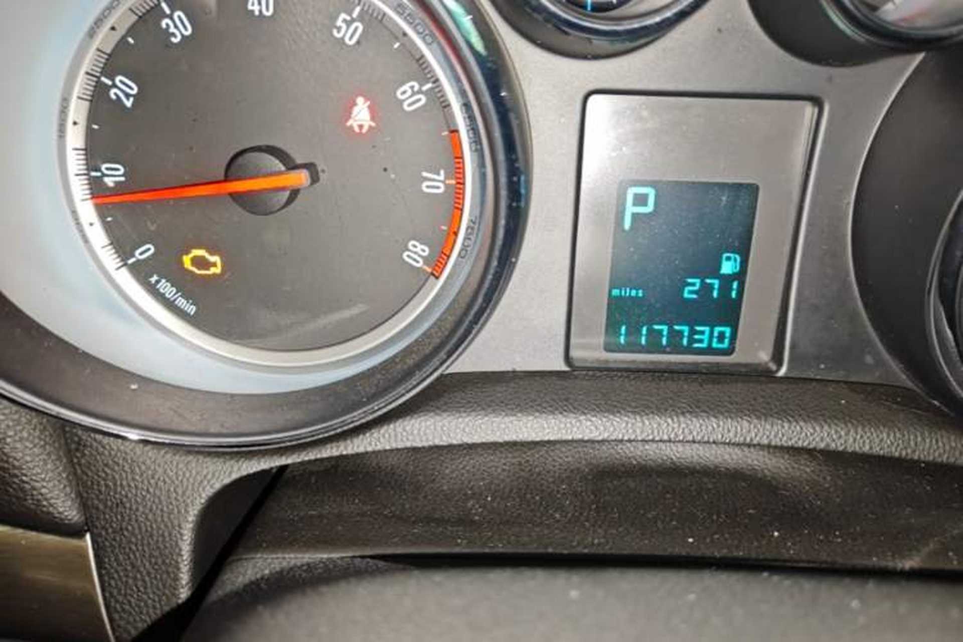 Used Buick Encore 2014 1.4T Automatic Two-Wheel Drive Urban Leading Model Odometer Close Up