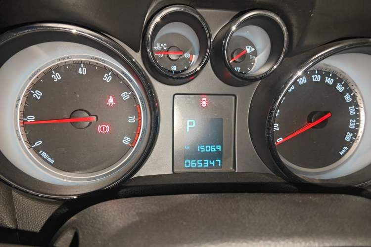 Used Buick Encore 2014 1.4T Automatic Two-Wheel Drive Urban Elite Model Odometer Close Up