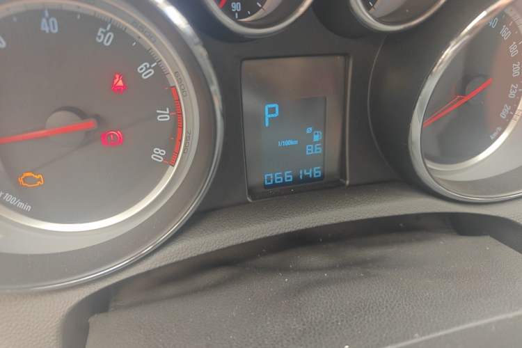 Used Buick Encore 2014 1.4T Automatic Two-Wheel Drive Urban Elite Model Odometer Close Up
