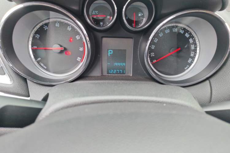Used Buick Encore 2014 1.4T Automatic Two-Wheel Drive Urban Elite Model Odometer Close Up