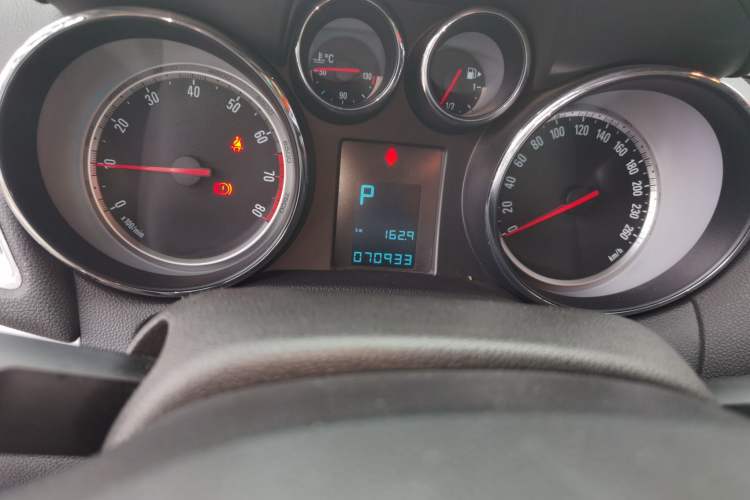 Used Buick Encore 2014 1.4T Automatic Two-Wheel Drive Urban Elite Model Odometer Close Up