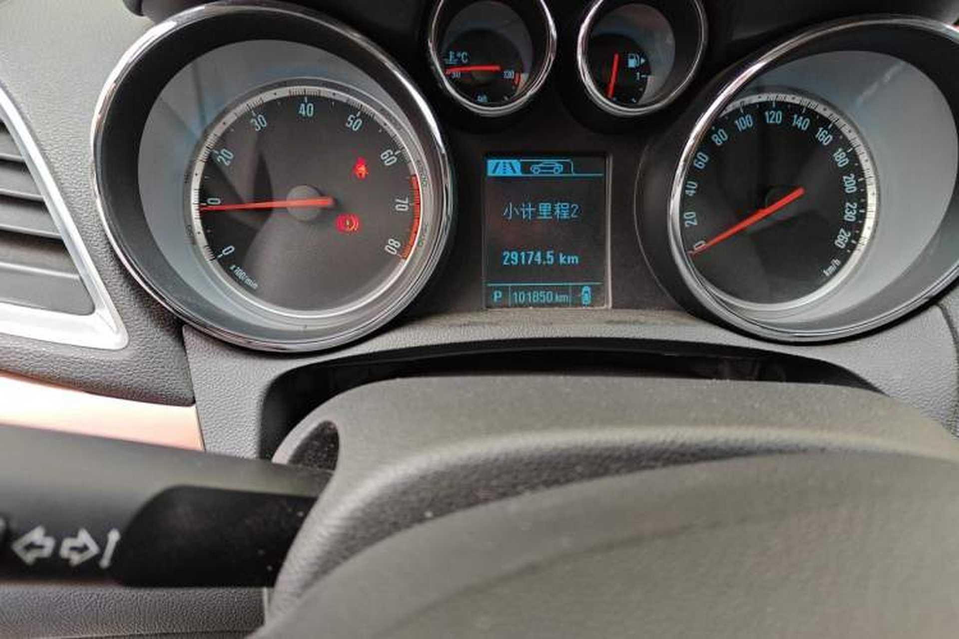 Used Buick Encore 2014 1.4T Automatic All-Wheel-Drive Flagship Edition Odometer Close Up