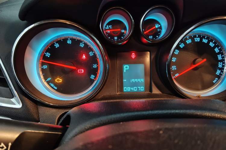 Used Buick Encore 2014 1.4T Automatic Two-Wheel Drive Urban Elite Model Odometer Close Up