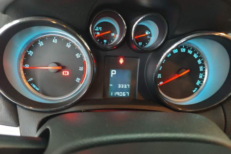 Used Buick Encore 2014 1.4T Automatic Two-Wheel Drive Urban Elite Model Odometer Close Up