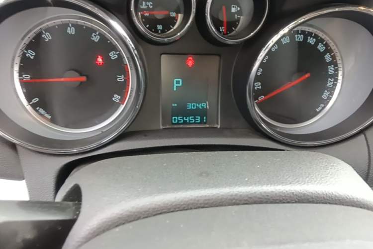 Used Buick Encore 2014 1.4T Automatic Two-Wheel Drive Urban Elite Model Odometer Close Up