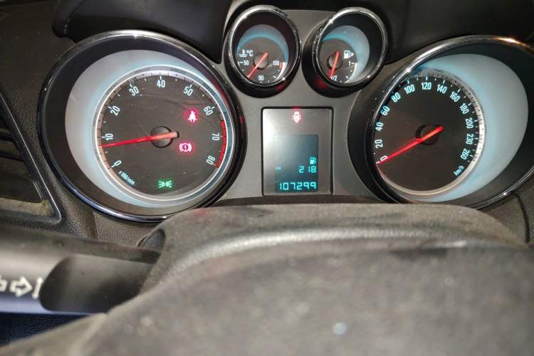 Used Buick Encore 2014 1.4T Manual Two-Wheel Drive Urban Sport Model Odometer Close Up