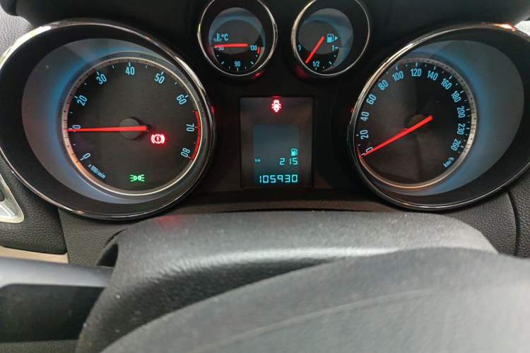 Used Buick Encore 2014 1.4T Manual Two-Wheel Drive Urban Sport Model Odometer Close Up