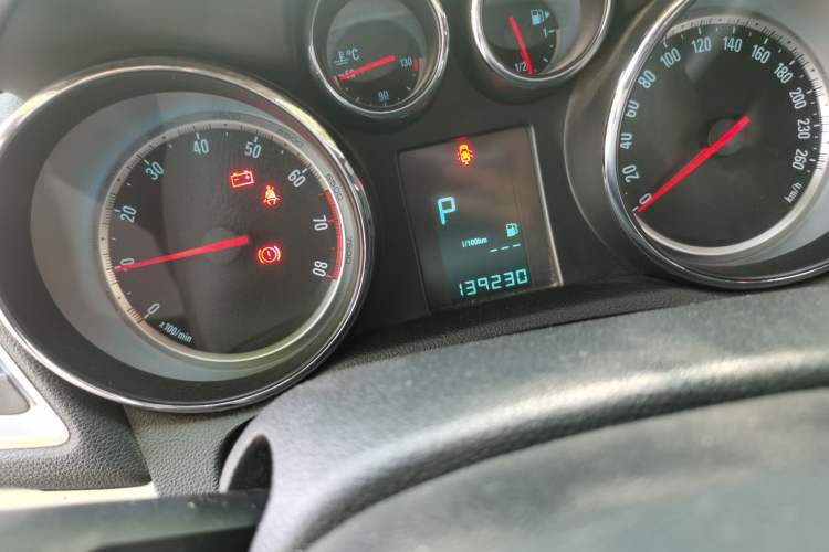 Used Buick Encore 2014 1.4T Automatic Two-Wheel Drive Urban Elite Model Odometer Close Up