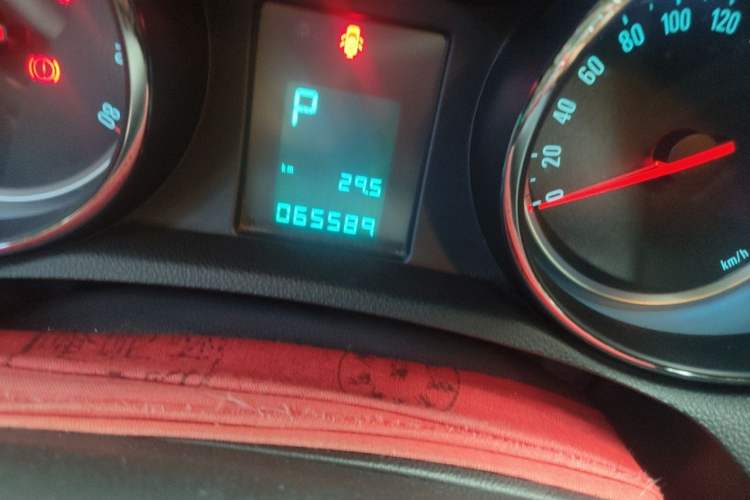 Used Buick Encore 2014 1.4T Automatic Two-Wheel Drive Urban Elite Model Odometer Close Up