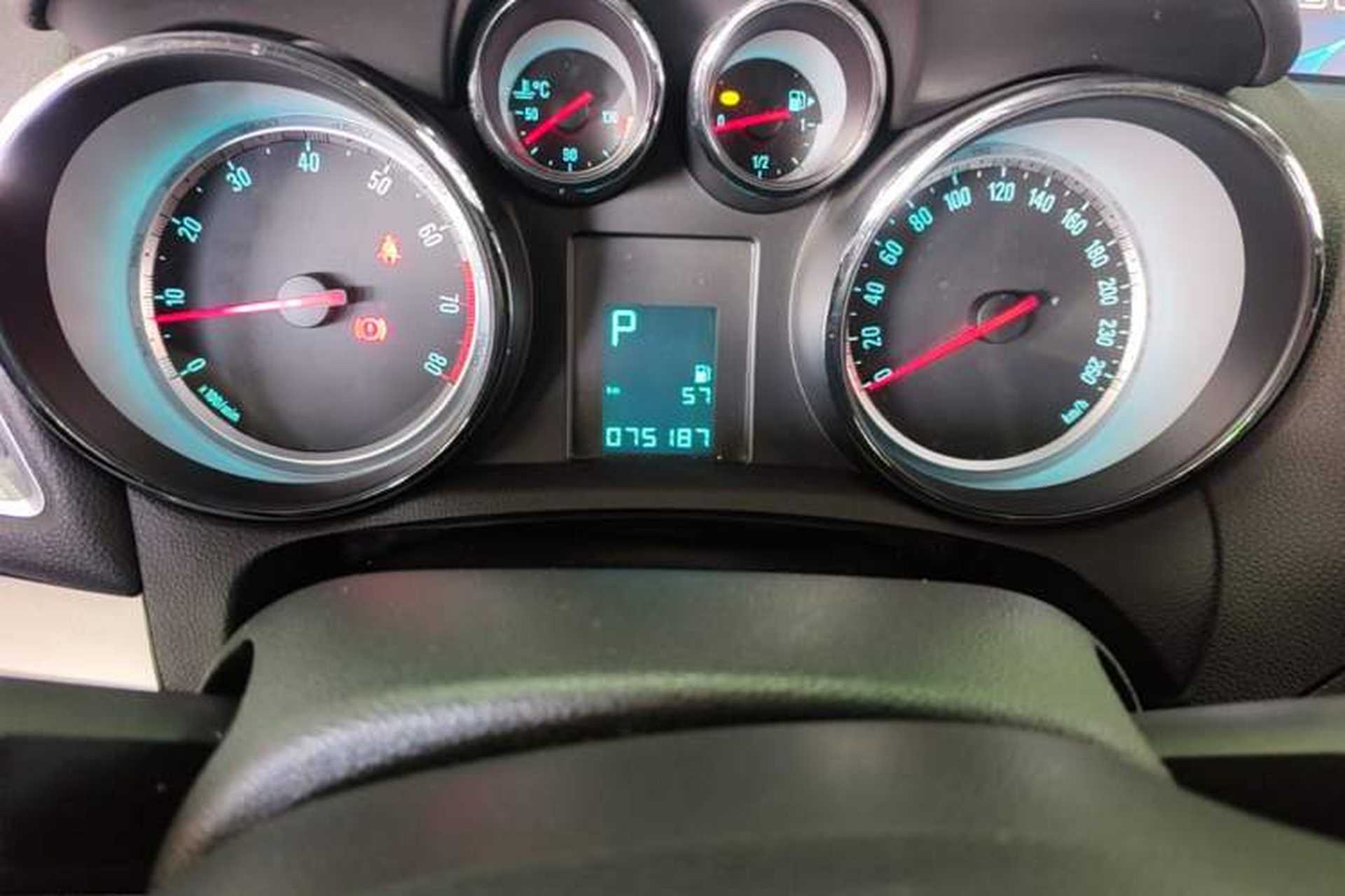 Used Buick Encore 2014 1.4T Automatic Two-Wheel Drive Urban Elite Model Odometer Close Up