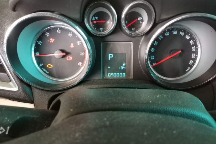 Used Buick Encore 2014 1.4T Automatic Two-Wheel Drive Urban Elite Model Odometer Close Up