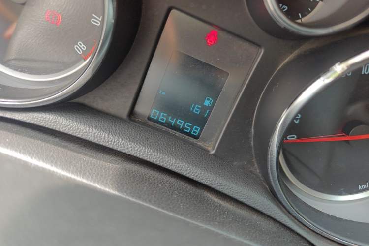 Used Buick Encore 2014 1.4T Manual Two-Wheel Drive Urban Sport Model Odometer Close Up