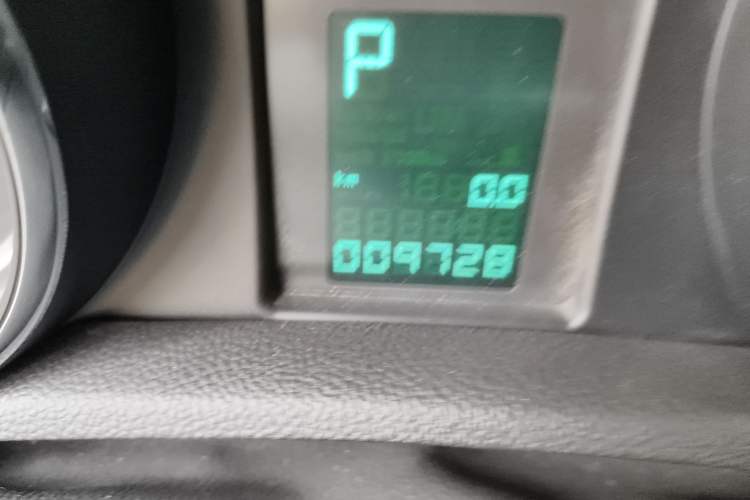 Used Buick Encore 2014 1.4T Automatic Two-Wheel Drive Urban Leading Model Odometer Close Up