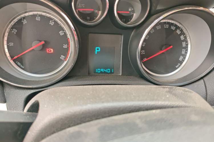 Used Buick Encore 2014 1.4T Automatic Two-Wheel Drive Urban Elite Model Odometer Close Up