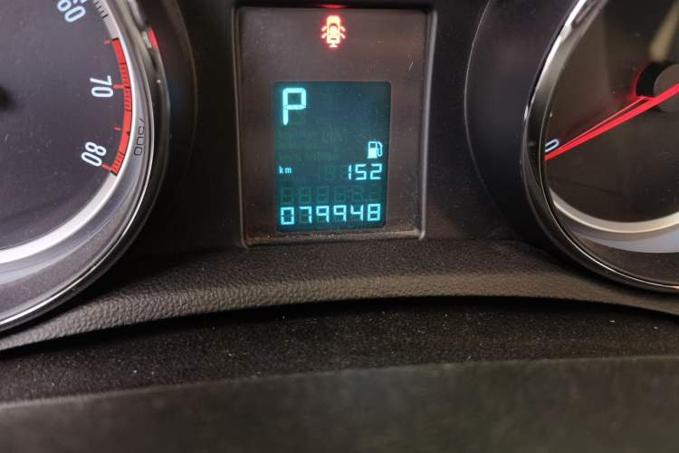 Used Buick Encore 2014 1.4T Automatic Two-Wheel Drive Urban Elite Model Odometer Close Up