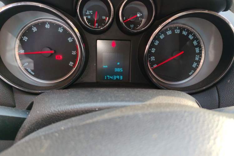 Used Buick Encore 2014 1.4T Manual Two-Wheel Drive Urban Advanced Model Odometer Close Up