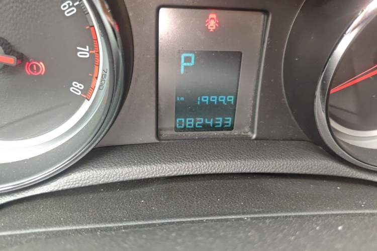 Used Buick Encore 2014 1.4T Automatic Two-Wheel Drive Urban Leading Model Odometer Close Up