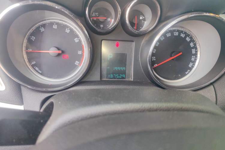 Used Buick Encore 2014 1.4T Automatic Two-Wheel Drive Urban Elite Model Odometer Close Up