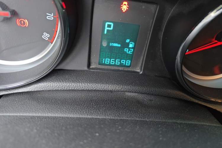Used Buick Encore 2014 1.4T Automatic Two-Wheel Drive Urban Elite Model Odometer Close Up
