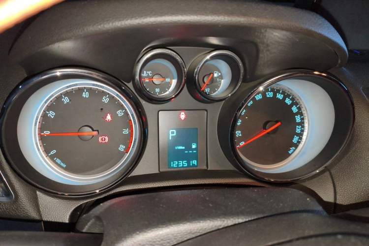 Used Buick Encore 2014 1.4T Automatic Two-Wheel Drive Urban Elite Model Odometer Close Up