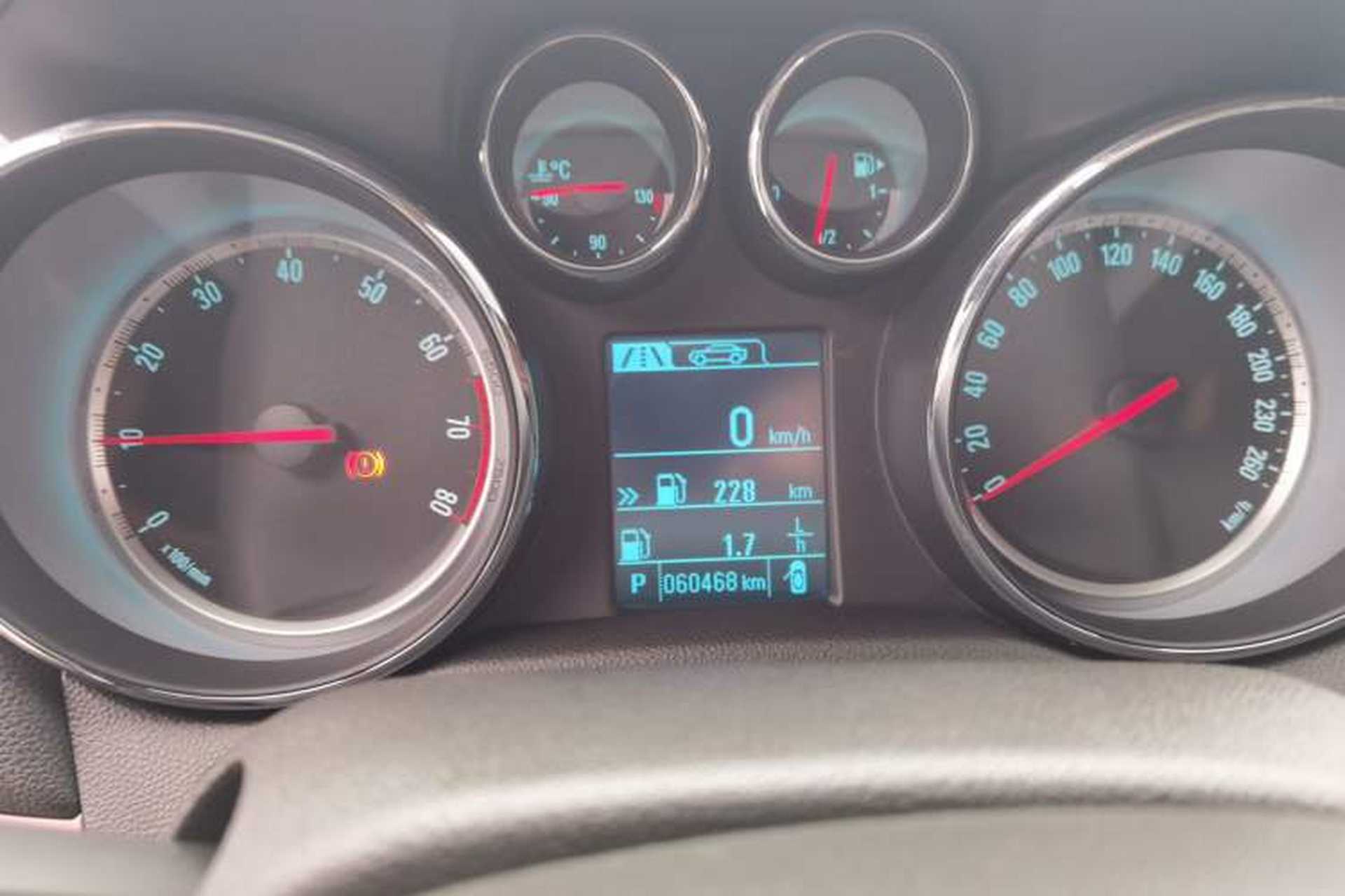 Used Buick Encore 2014 1.4T Automatic All-Wheel-Drive Flagship Edition Odometer Close Up