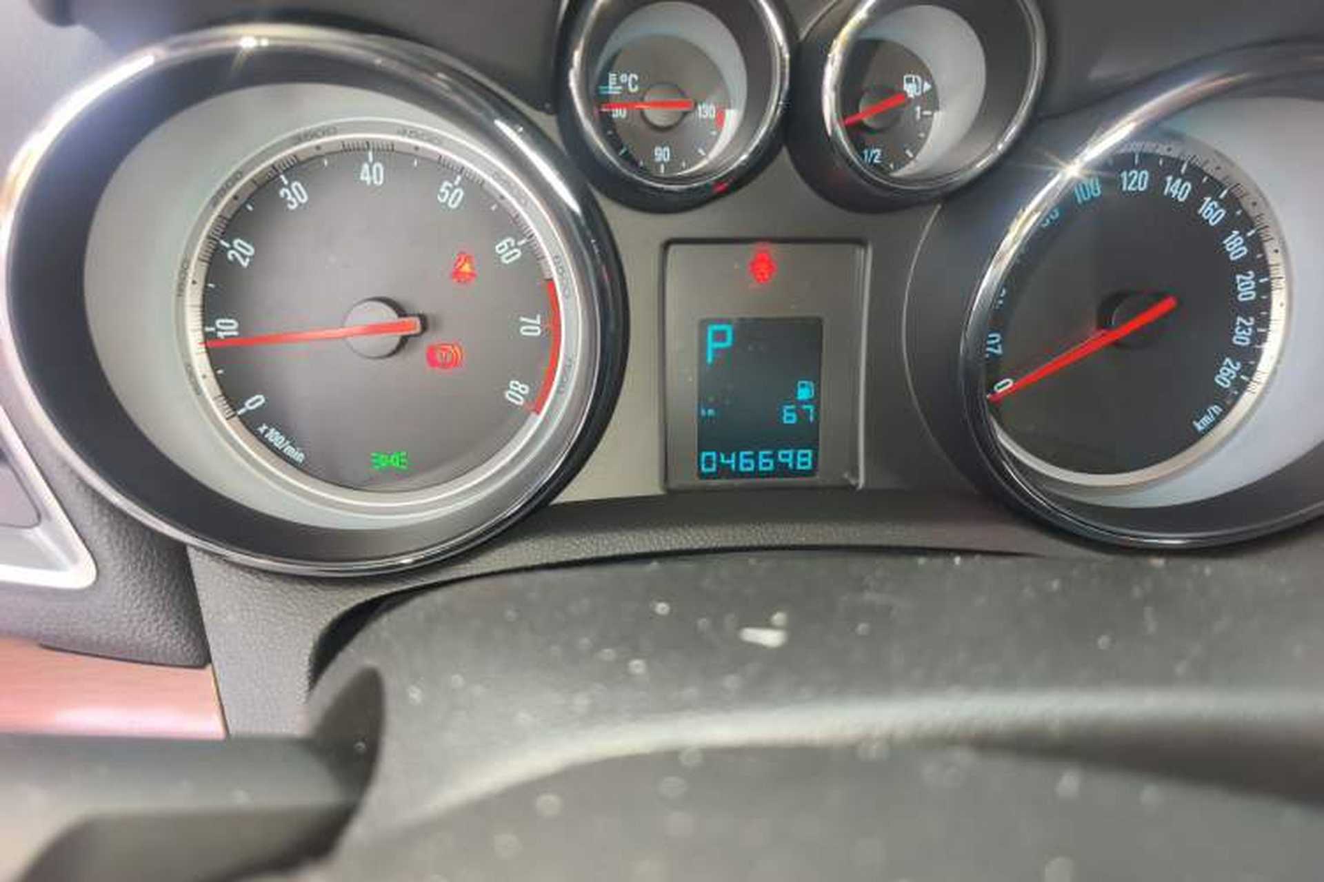 Used Buick Encore 2014 1.4T Automatic Two-Wheel Drive Urban Leading Model Odometer Close Up
