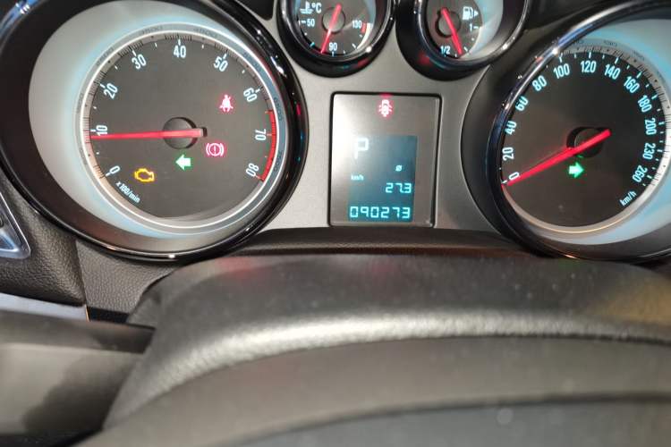 Used Buick Encore 2014 1.4T Automatic Two-Wheel Drive Urban Elite Model Odometer Close Up