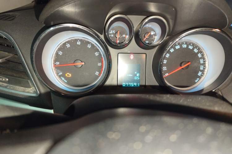 Used Buick Encore 2014 1.4T Automatic Two-Wheel Drive Urban Elite Model Odometer Close Up
