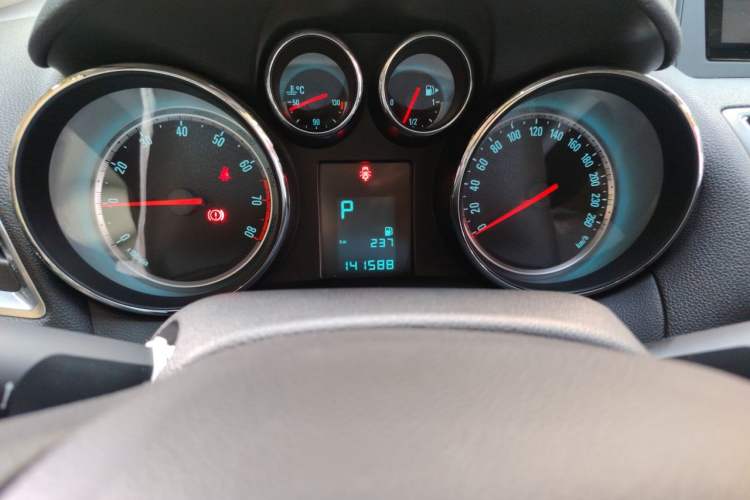 Used Buick Encore 2014 1.4T Automatic Two-Wheel Drive Urban Elite Model Odometer Close Up