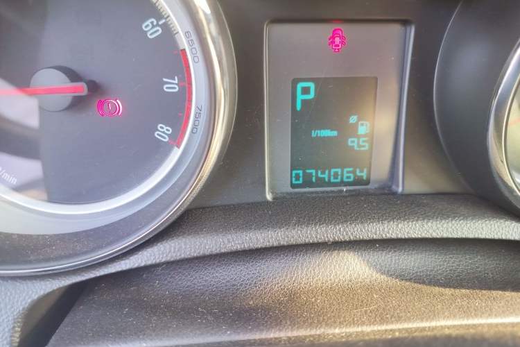 Used Buick Encore 2014 1.4T Automatic Two-Wheel Drive Urban Elite Model Odometer Close Up