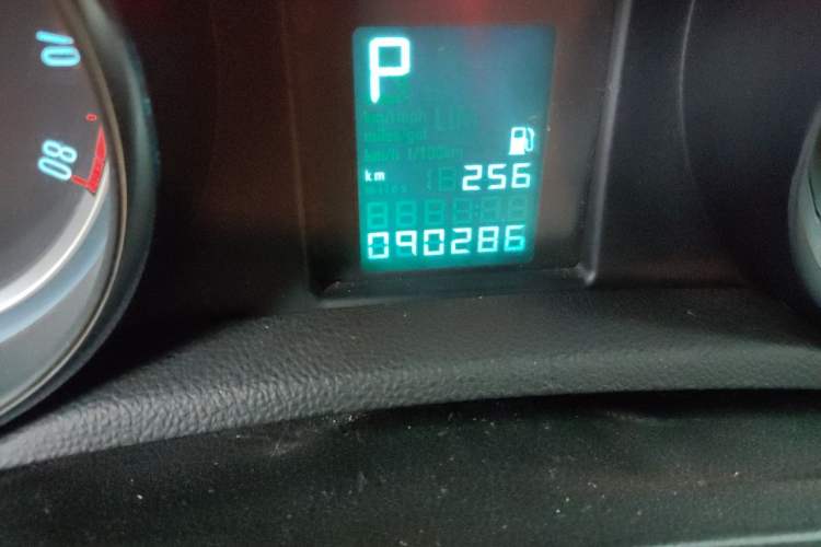 Used Buick Encore 2014 1.4T Automatic Two-Wheel Drive Urban Elite Model Odometer Close Up