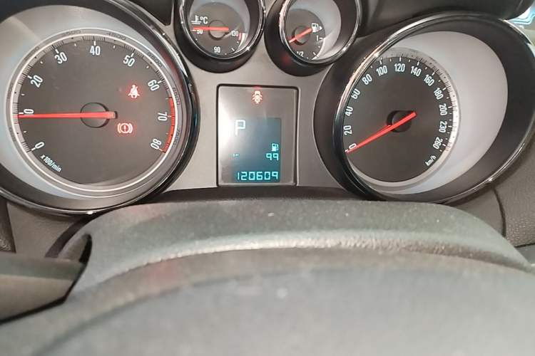 Used Buick Encore 2014 1.4T Automatic Two-Wheel Drive Urban Elite Model Odometer Close Up
