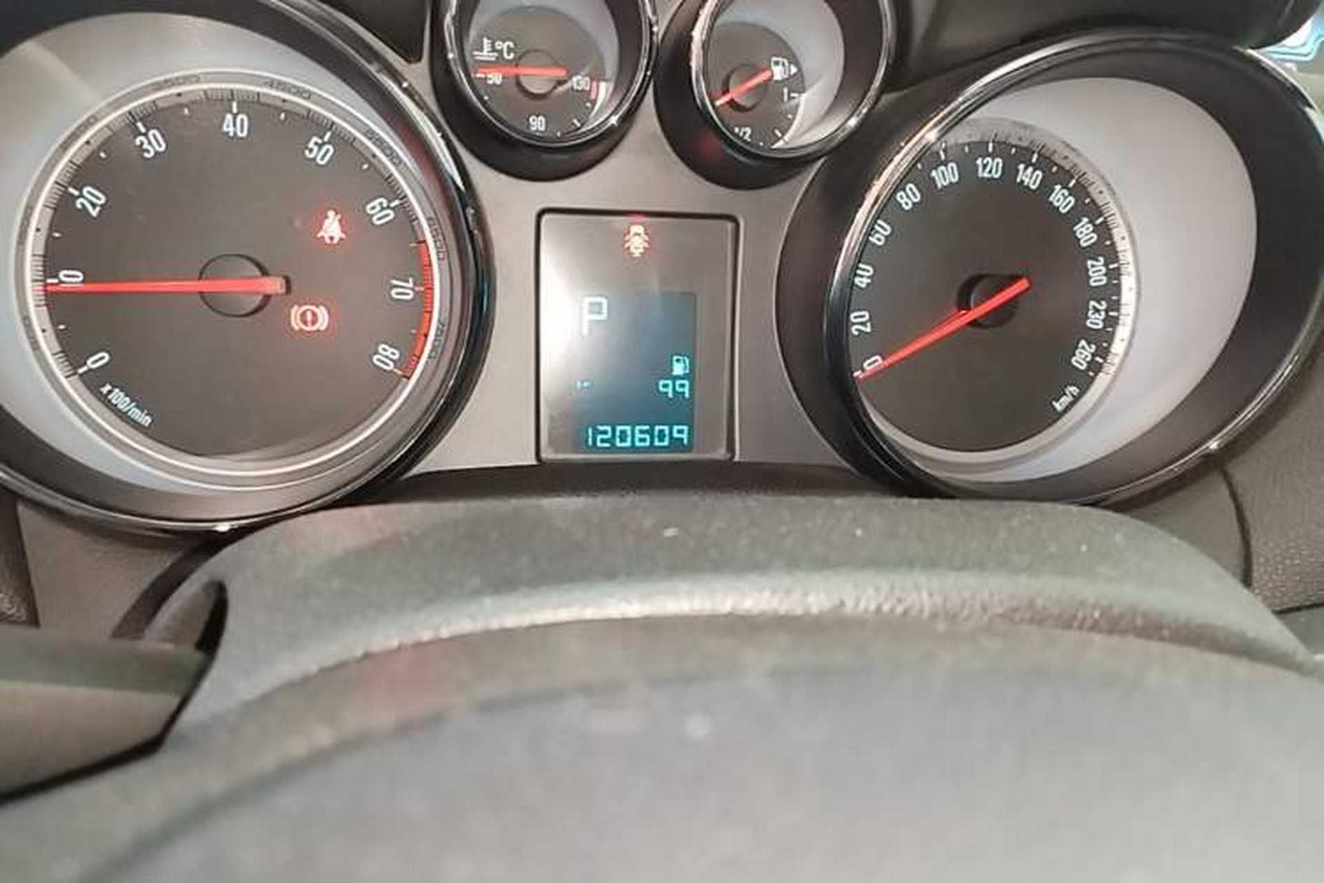 Used Buick Encore 2014 1.4T Automatic Two-Wheel Drive Urban Elite Model Odometer Close Up